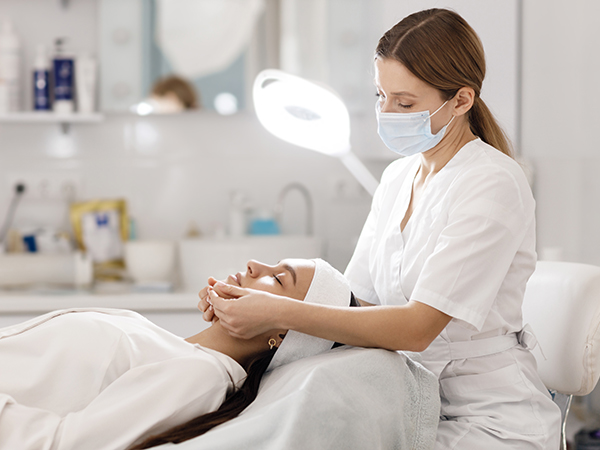 SEECETHAR firma reajuste do piso salarial para empregados em empresas de estética e cosmetologia