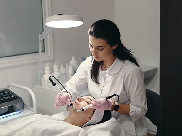 SEECETHAR e FETHESP firmam Convenção Coletiva 2026 dos trabalhadores em estética e cosmetologia